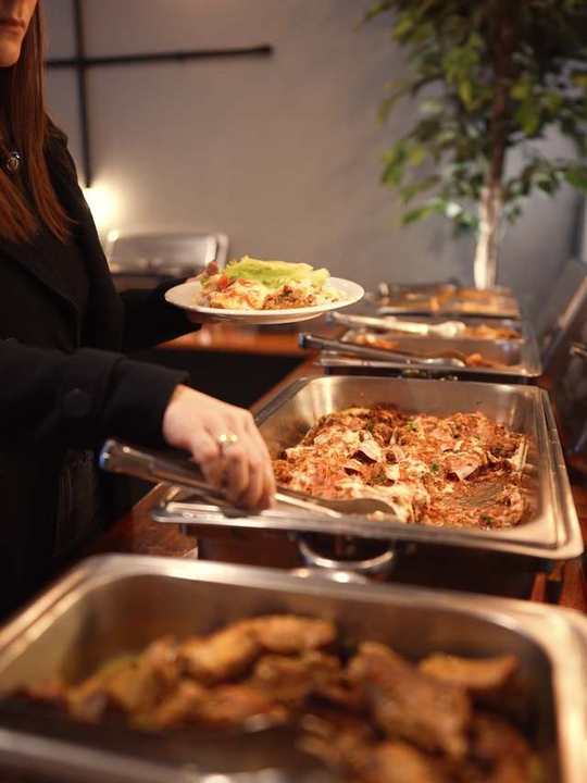 Buffet de almoço servido nas cubas