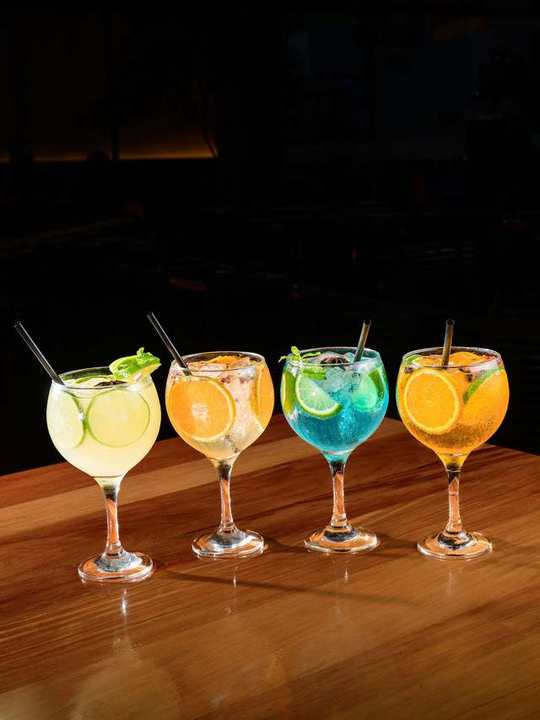 Drinks em taça no bar