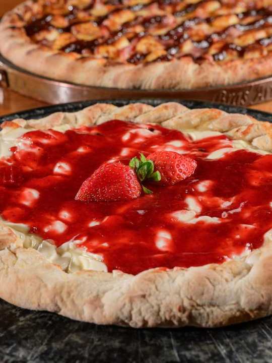 Duas pizzas doces na mesa