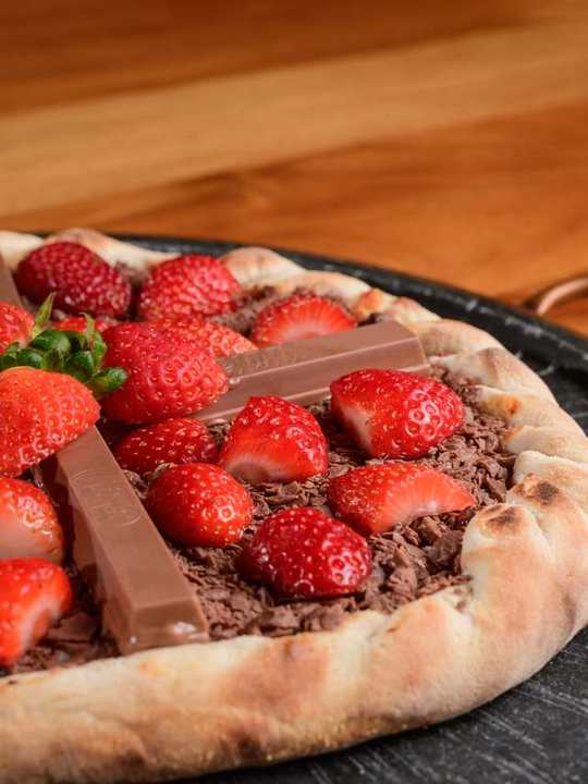 Pizza doce de morango com chocolate